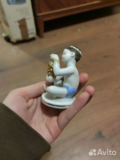 Статуэтка мальчик с виноградом