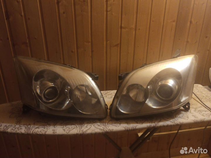 Фары на Toyota avensis