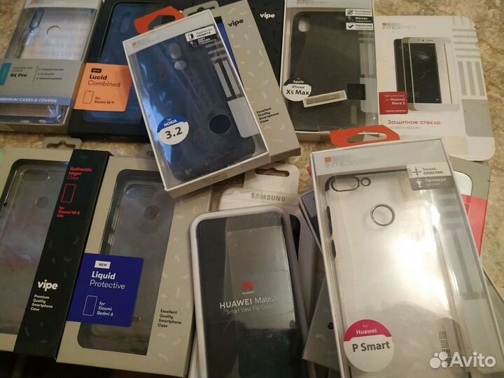 Несколько чехлов к телефону и стекло