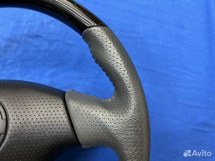 Спортивный руль с черной косточкой Toyota