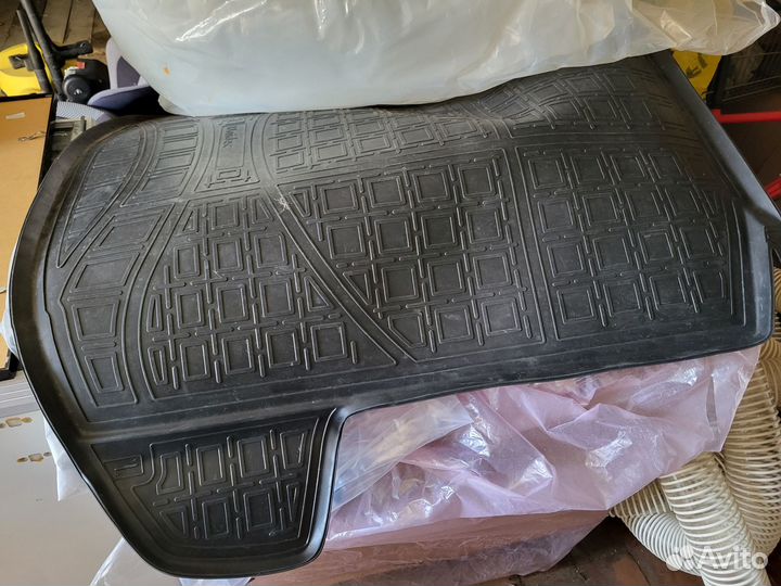 Коврик Поло Лифтбэк, знак аварийной остановки