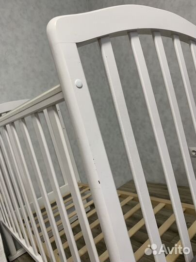 Детская кроватка с маятником