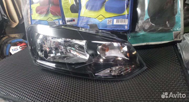 Фара передняя правая на Volkswagen Polo