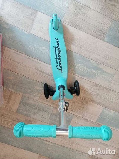 Самокат трёхколёсный