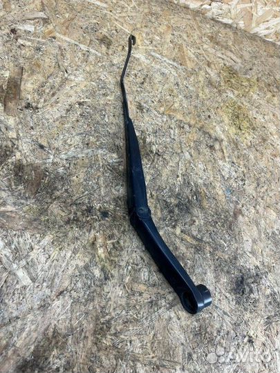 Поводок дворника правый Hyundai Solaris 1 1.6 2012