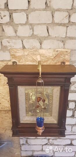 Старинная икона в киоте