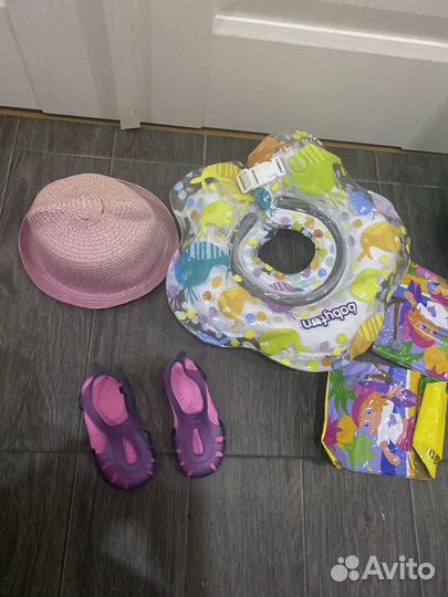 Купальные принадлежности и обувь для девочки