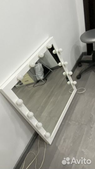 Гримерное зеркало с лампочками