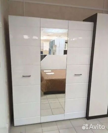 Шкаф 3-х дверный Ненси с зеркалом