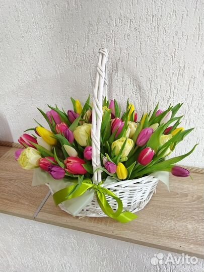 Букет из 51 тюльпана микс в корзине