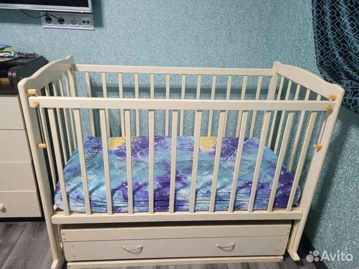 Детская кроватка с маятником и ящиком