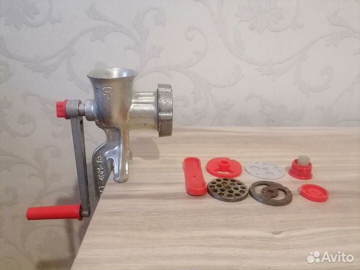 Мясорубка, времен СССР, чугунная с насадками