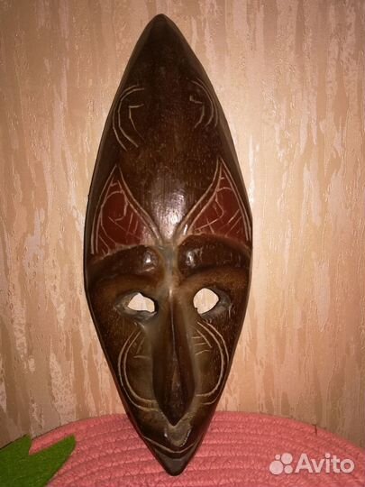 Африканская маска из дерева