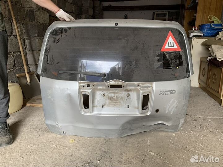 Продам крышку багажника Toyota succeed