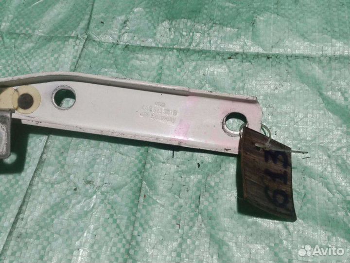 Петля капота левая Audi A6 C4 седан 2.0I 1995