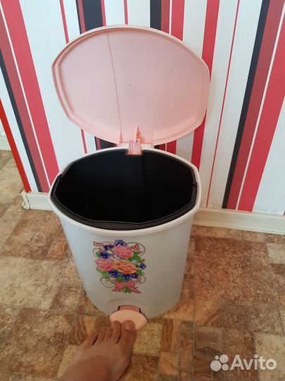 Ведерко для мусора с педалькой
