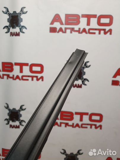 Уплотнитель заднего правого стекла Renault Sandero