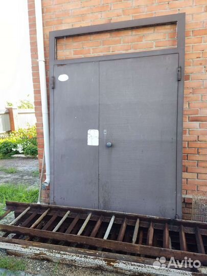 Дверь двустворчатая металлическая входная