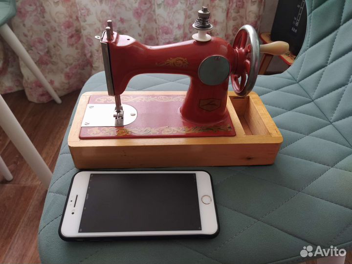 Игрушка швейная машинка