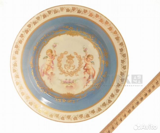 Старинная расписная тарелка из фарфора
