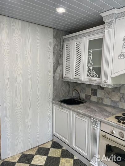 Кухонный гарнитур белый в серебре 2.40