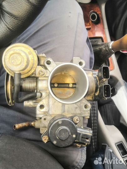 Дросельная заслонка в сборе на Nissan primera P11