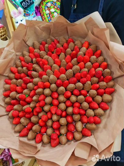 Клубничный букеты с шоколадом и без