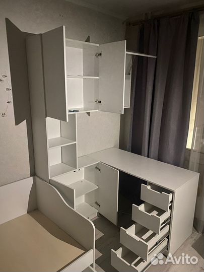 Продается комплект мебели в детскую комнату