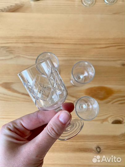 Бокалы из коричневого стекла фужеры, стопки, рюмки