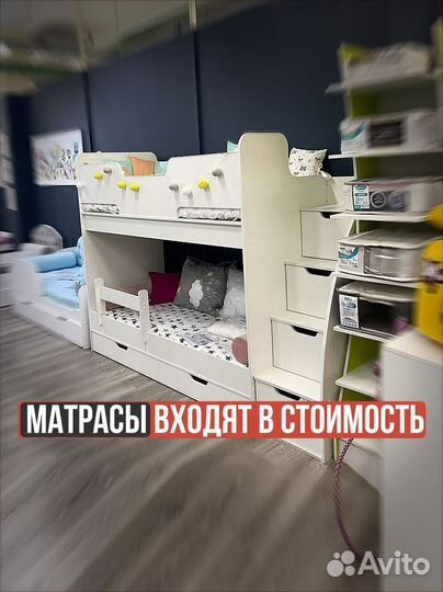 Двухъярусная кровать с комодом и матрасами