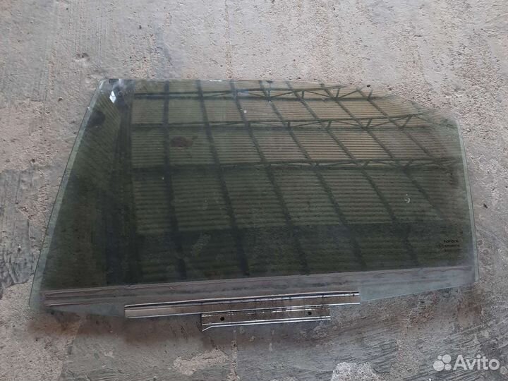 Стекло двери перед зад левое Toyota Camry V50