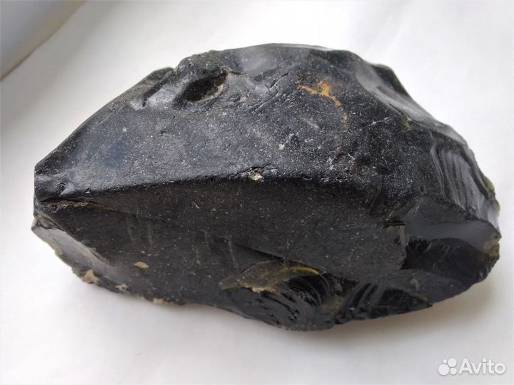 Тектит крупный