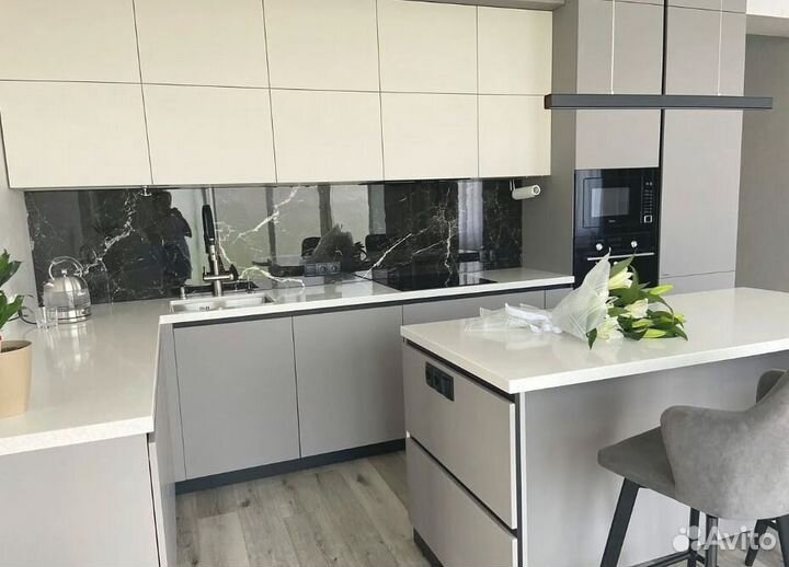 Прямая кухня в бежевом глянце и матовом дереве