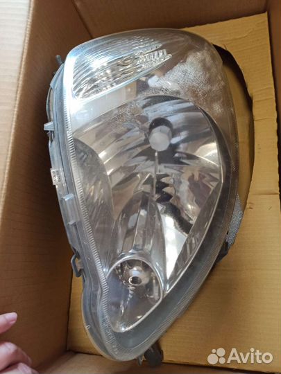 Фары на Тойота Ярис 1,3