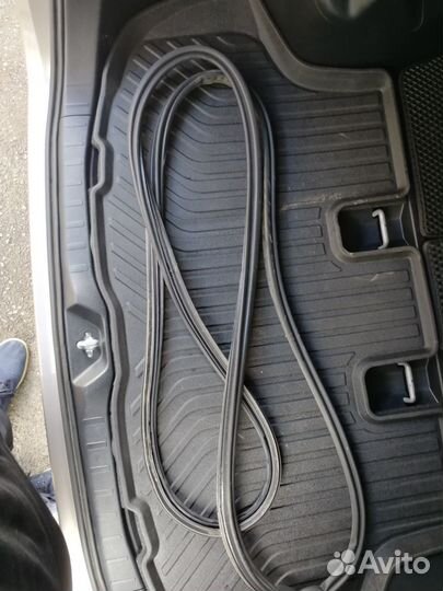 Уплотнительная резинка двери багажника Toyota