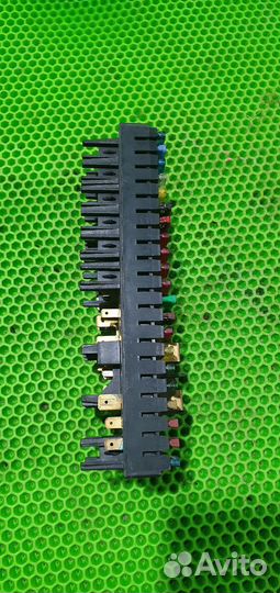 Монтажный блок предохранителей Audi 80 B3