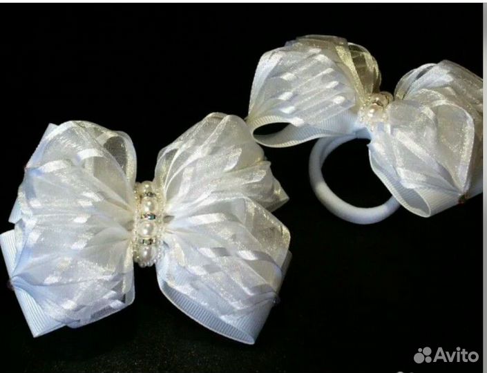 Праздничный Белый бантик со стразами