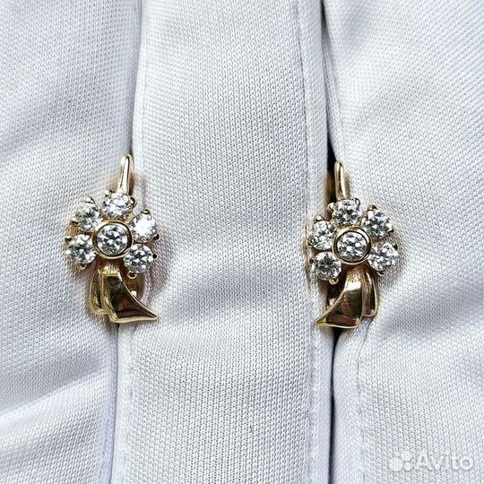 Золотые серьги с камнем