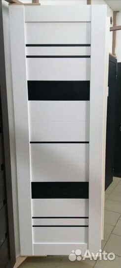 Двери межкомнатные белые счерным стеклом