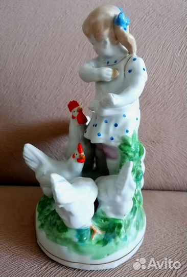 Статуэтка фарфор девочка кормит кур СССР 59 г