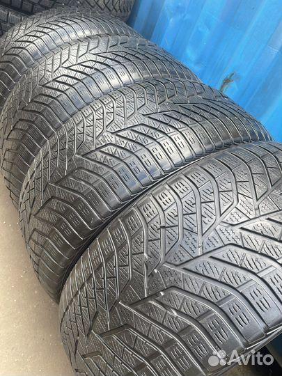 Yokohama BluEarth Winter V905 295/40 R21