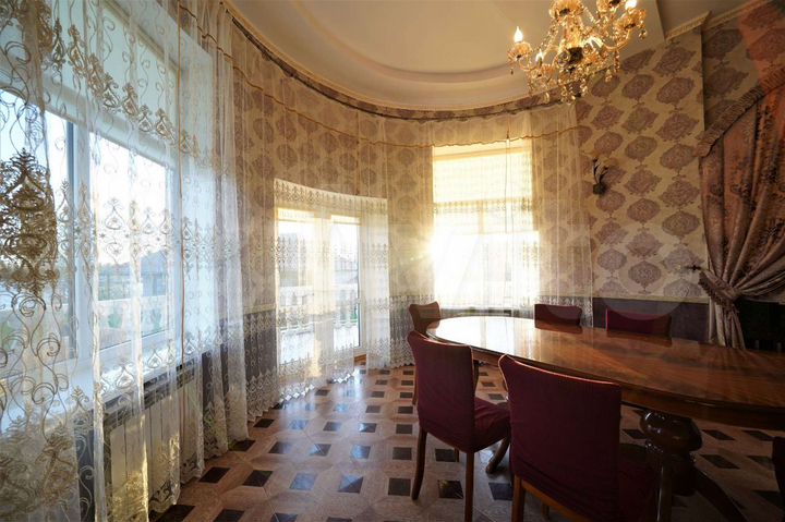 Дом 695 м² на участке 32 сот.