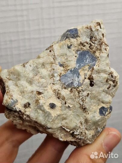 Корунд, цирконы