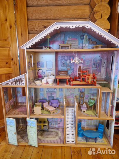 Большой кукольный домик с мебелью