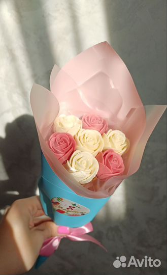 Букет цветов роз тюльпанов из шоколада к 8 марта