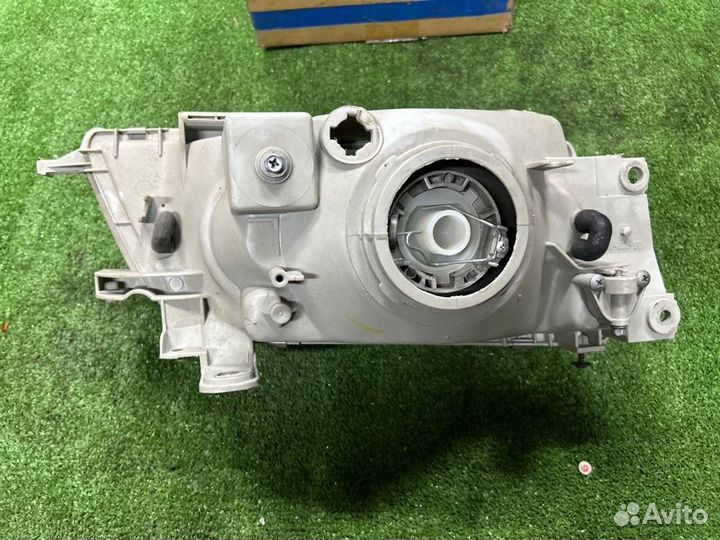 Фара галогеновая передняя правая Toyota Corona