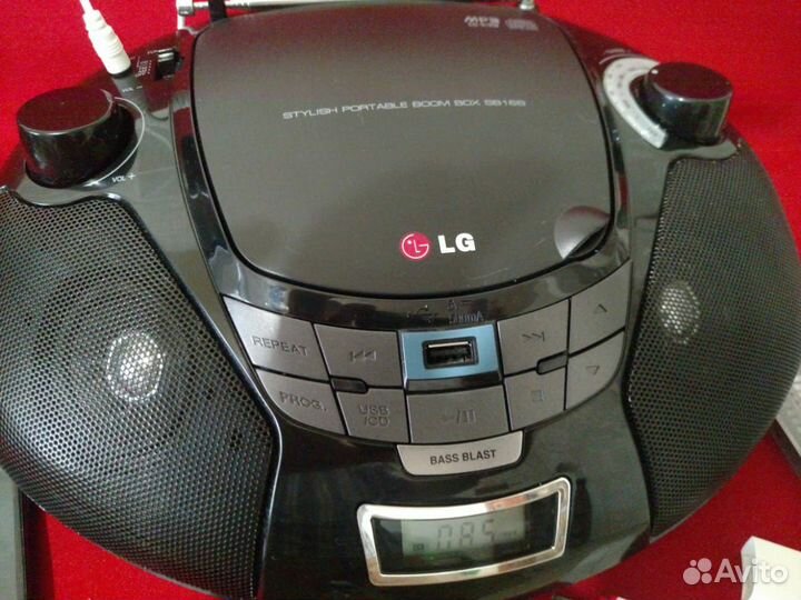 Стильный портативный бумбокс LG SB 16В