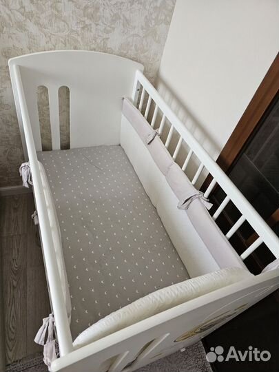 Детская кроватка с маятником