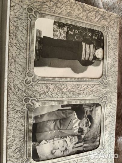 Семейный фотоальбом со старыми фотографиями