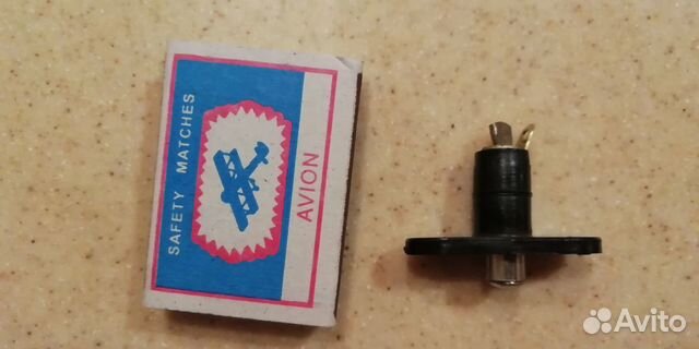 Контактная кнопка (выключатель на замыкание)